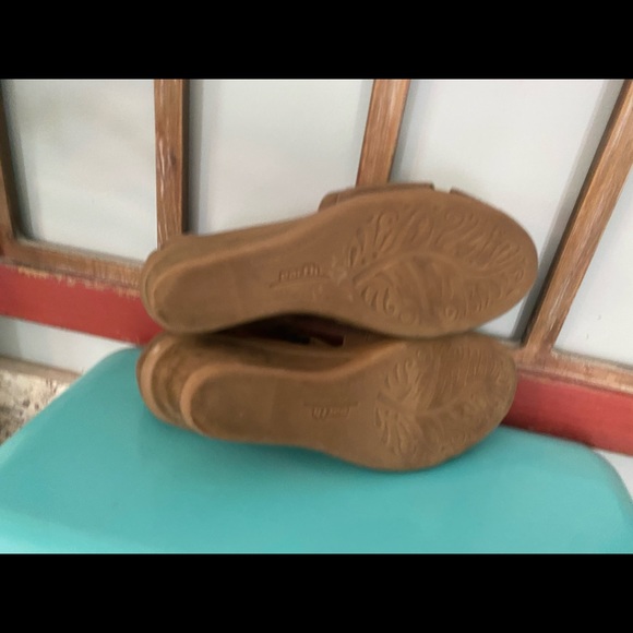 EARTH T-STRAP SANDALS - Picture 7 of 7